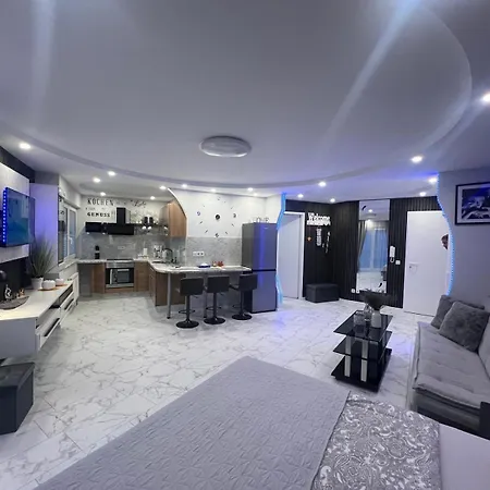 Viktor Deluxe Apartment *